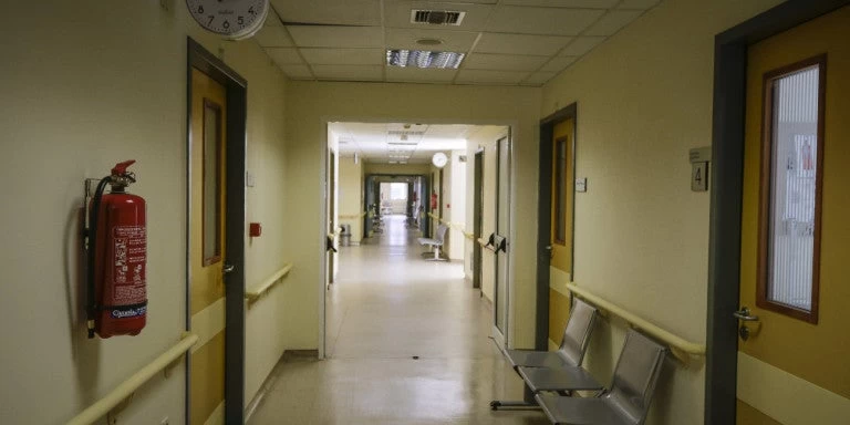 Ανδρας ξυλοκόπησε άγρια γιατρό στο Αγρίνιο – Θα εξέταζε την έγκυο σύζυγό του